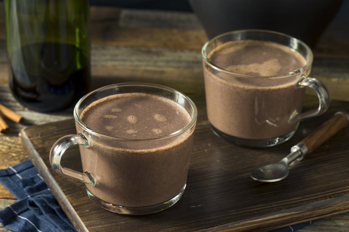 Aromatische heiße Schokolade mit Rotwein und Milch