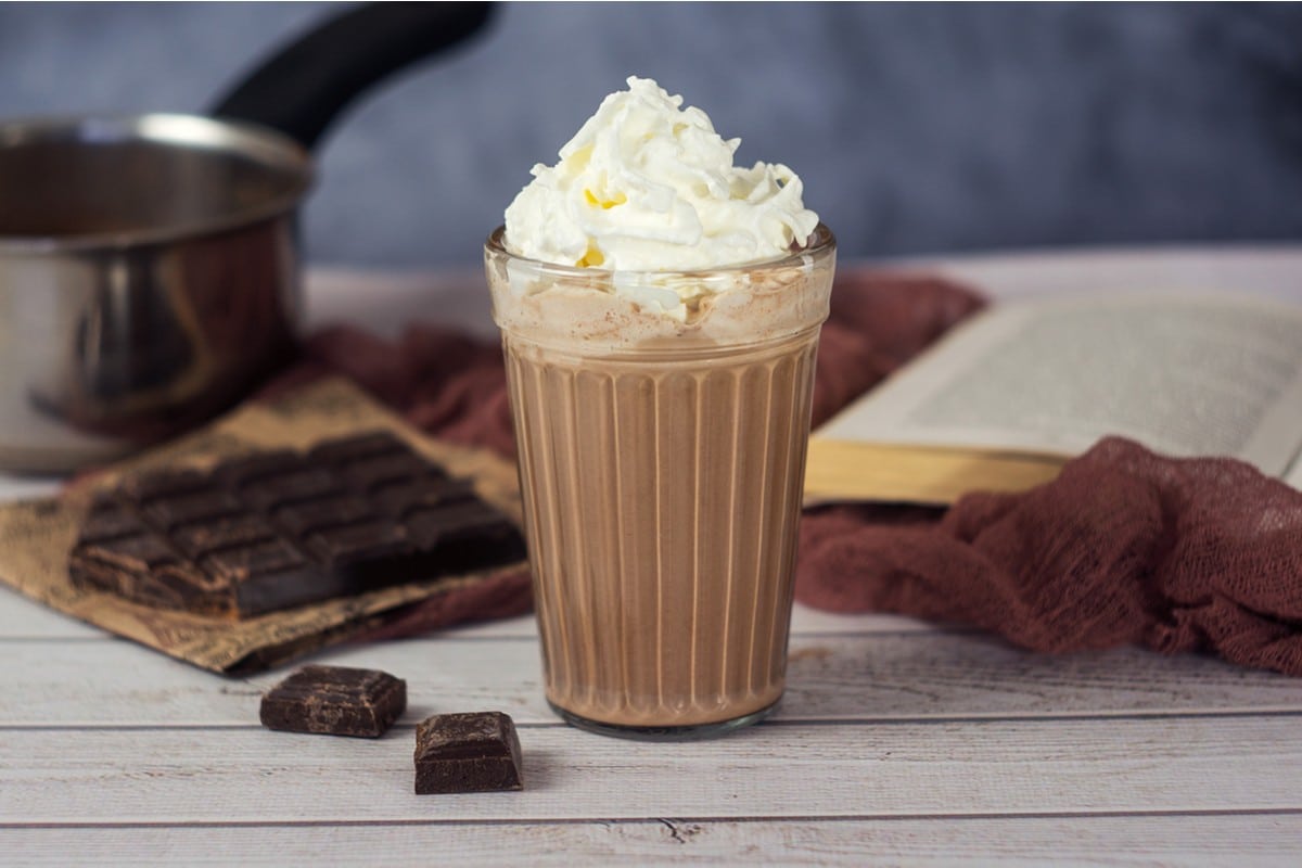 Aromatische heiße Trinkschokolade mit Sahne und Milch