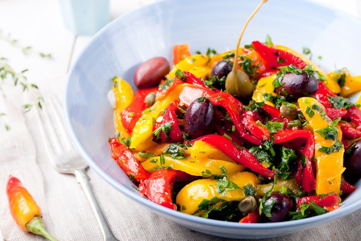 Aromatischer Antipasti Salat mit gerösteter Paprika