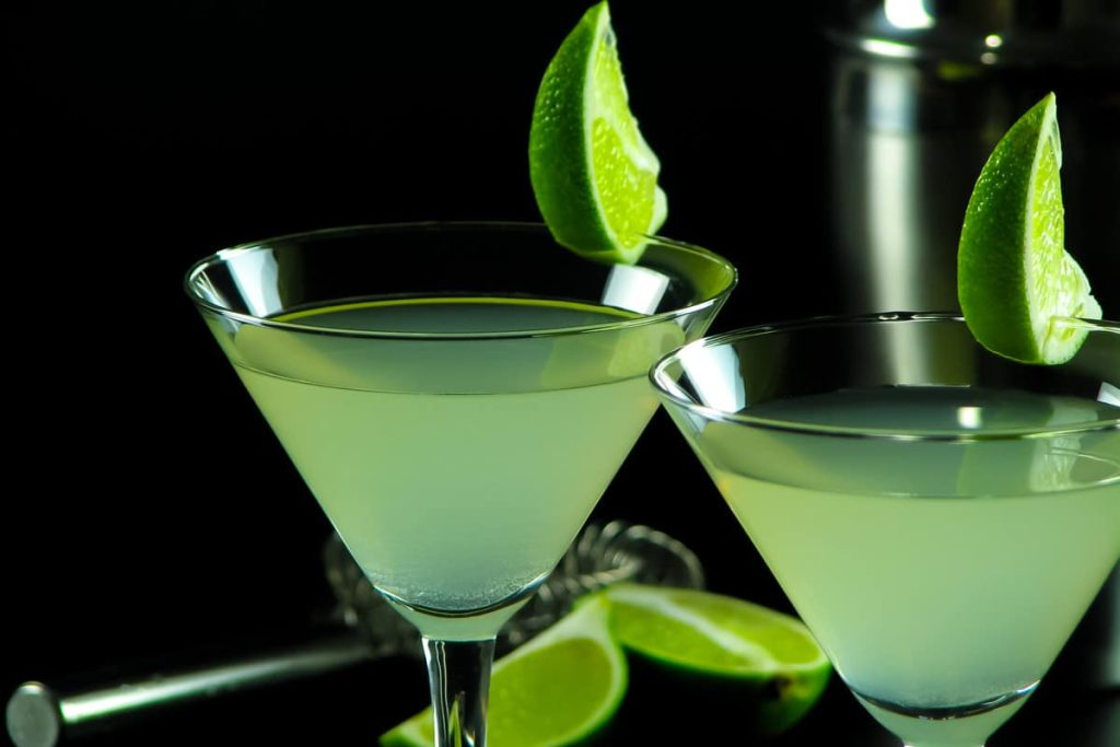 Ungewöhnlicher Cocktail mit Wodka, Zitronensaft und Sahnelikör