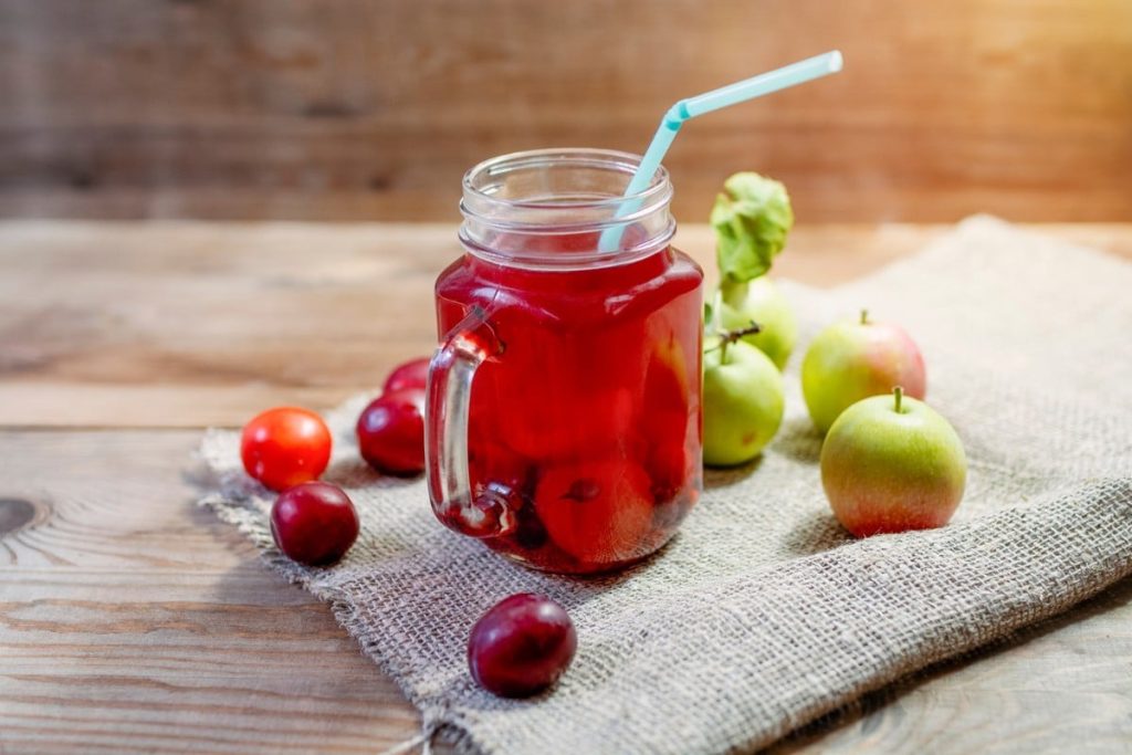 Aromatischer Apfelkompott mit Pflaumen für den Winter