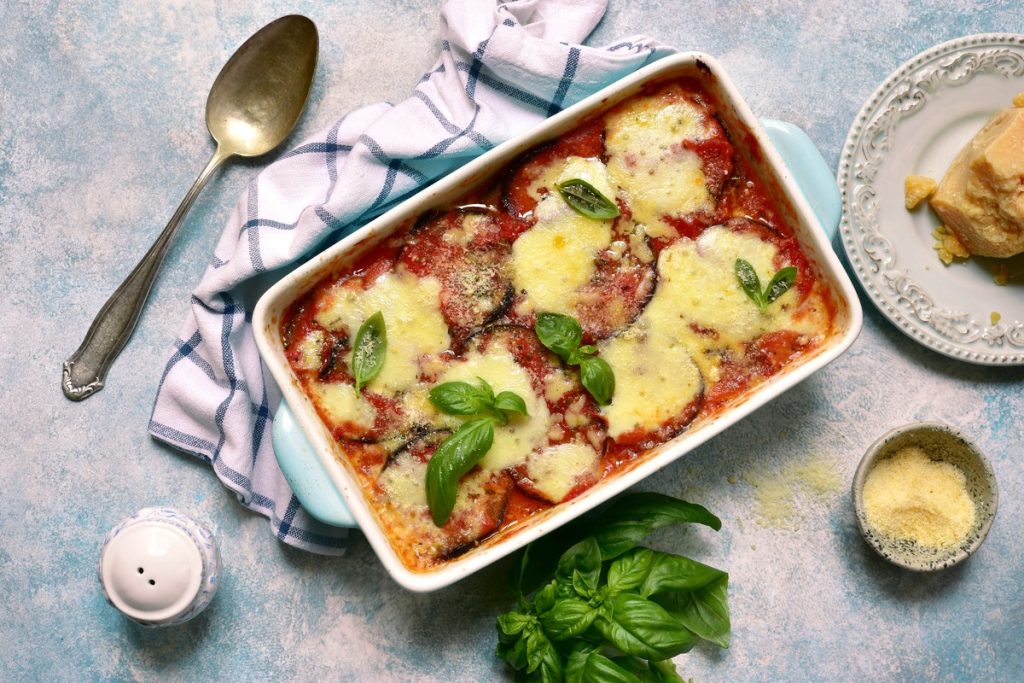 Aromatischer Auberginenauflauf mit Tomaten