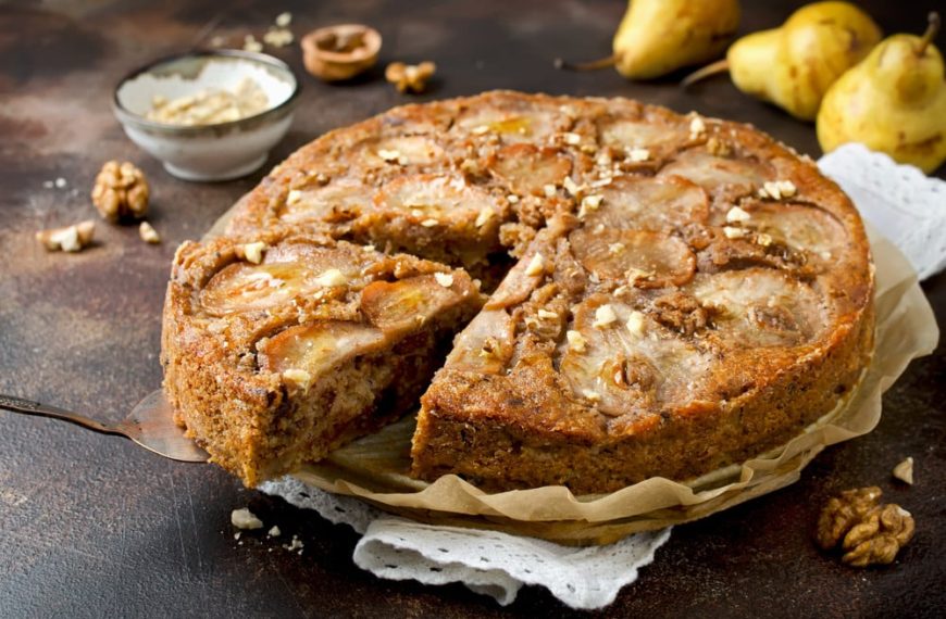 Aromatischer Birnenkuchen mit Schokolade und Walnüssen