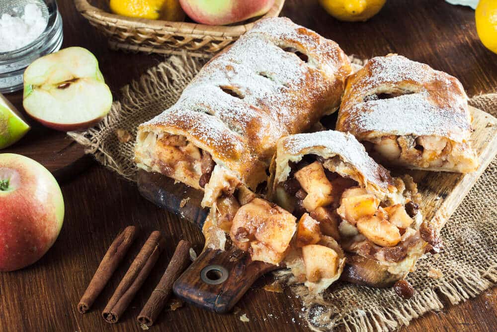 Aromatischer Blätterteig Apfelstrudel mit Zimt und Rosinen