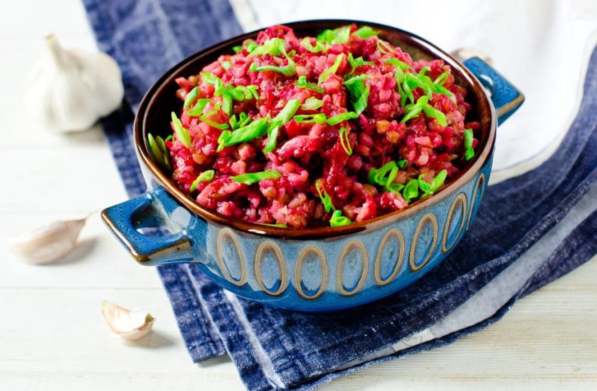 Aromatischer Buchweizenbrei mit roter Beete und Knoblauch