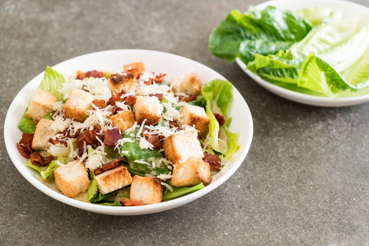 Aromatischer Caesar Salat mit Speck, Knoblauch und Parmesan