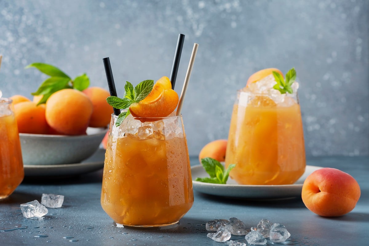 Aromatischer Cocktail mit Aprikosen und Amaretto