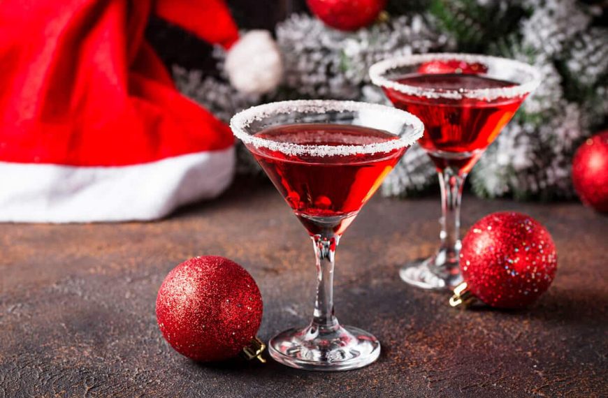 Aromatischer Cocktail mit Cointreau, Amaretto und Cranberrysaft