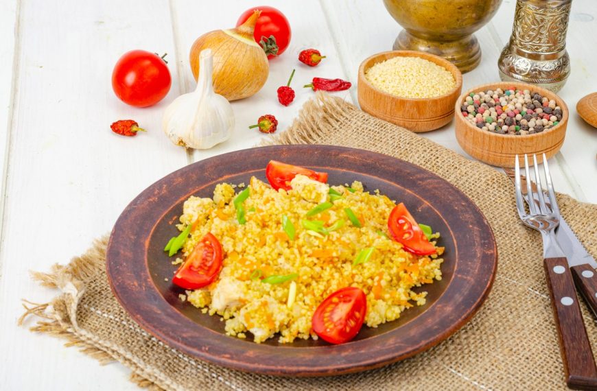 Aromatischer Couscous mit Hähnchen und Gemüse aus der…