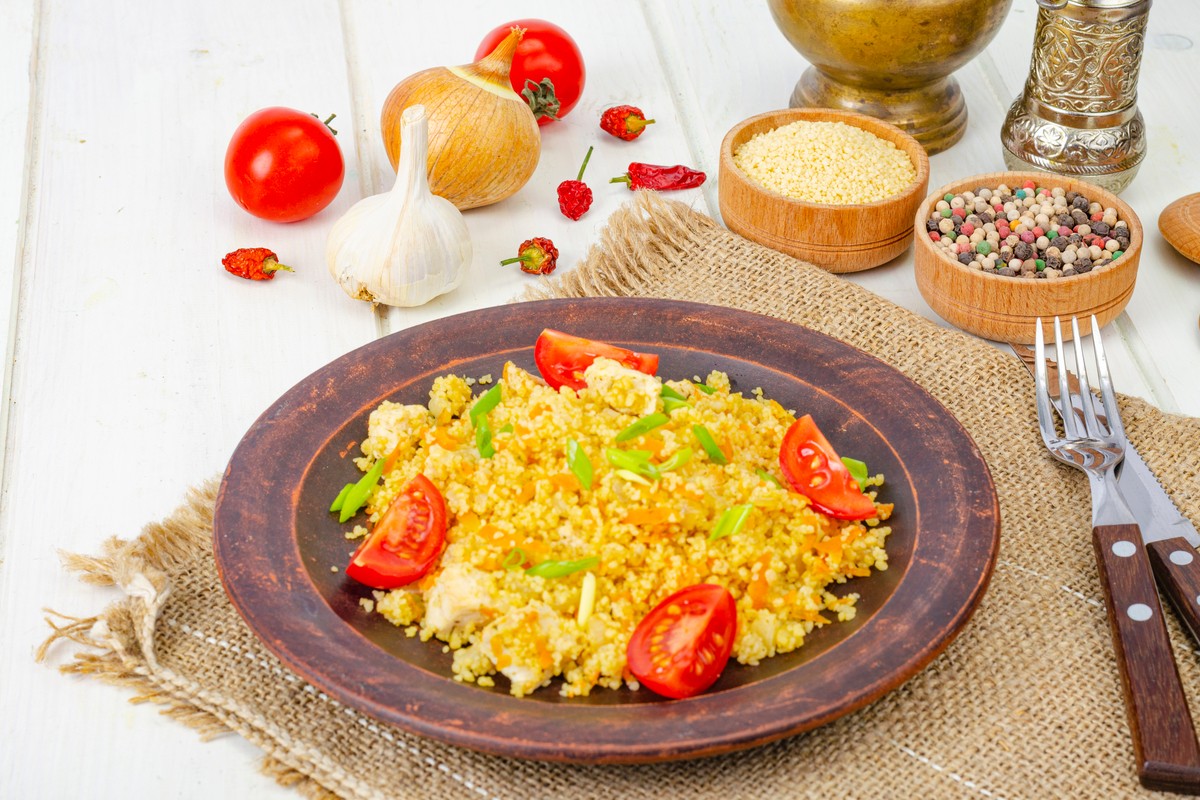 Aromatischer Couscous mit Hähnchen und Gemüse aus der Pfanne