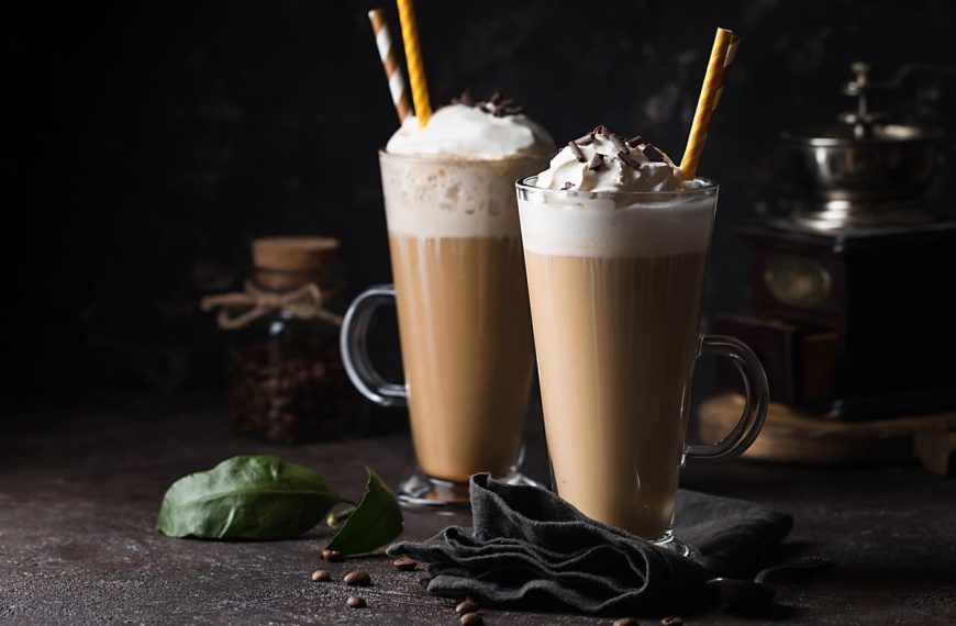 Aromatischer Eiskaffee Café Frappé mit Milch und Zuckersirup