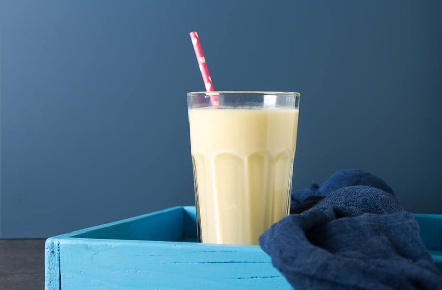 Aromatischer Eiskaffee mit Vanilleeis, Milch und Wasser