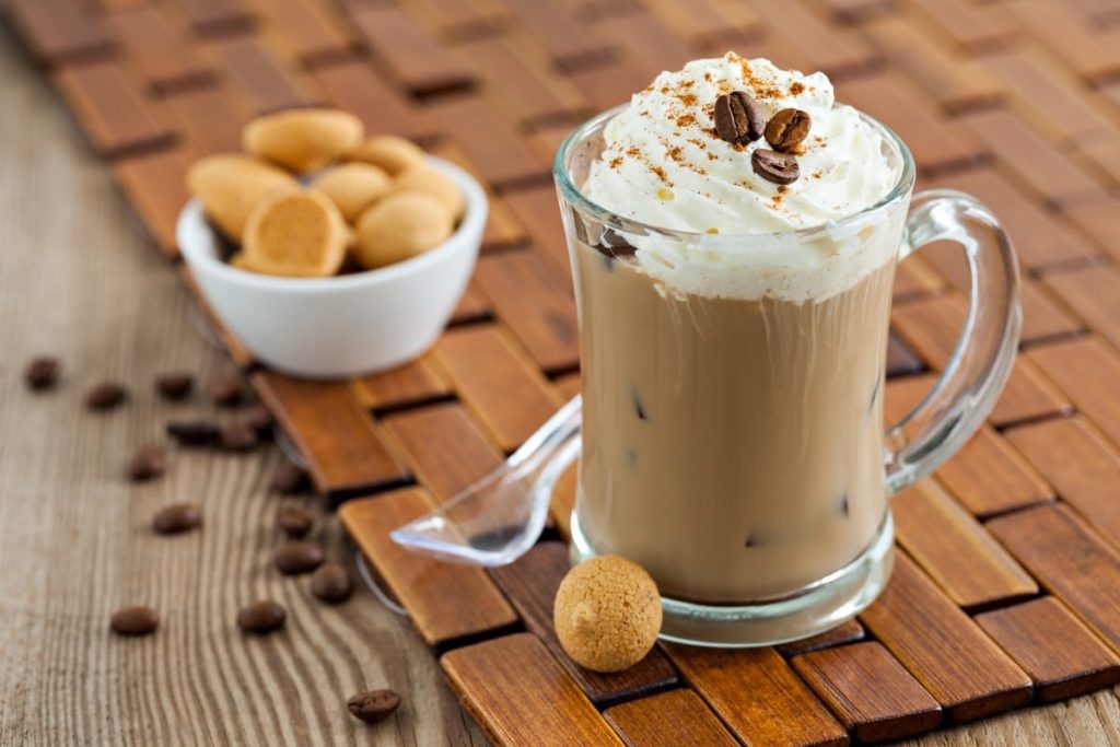 Aromatischer Eiskaffee mit Zimt und Nelken