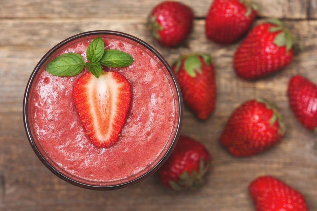 Aromatischer Erdbeer Smoothie mit Basilikum und Mandelmilch