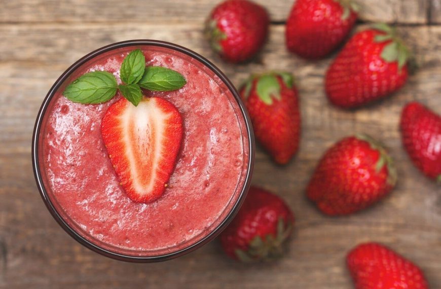 Aromatischer Erdbeer Smoothie mit Basilikum und Mandelmilch