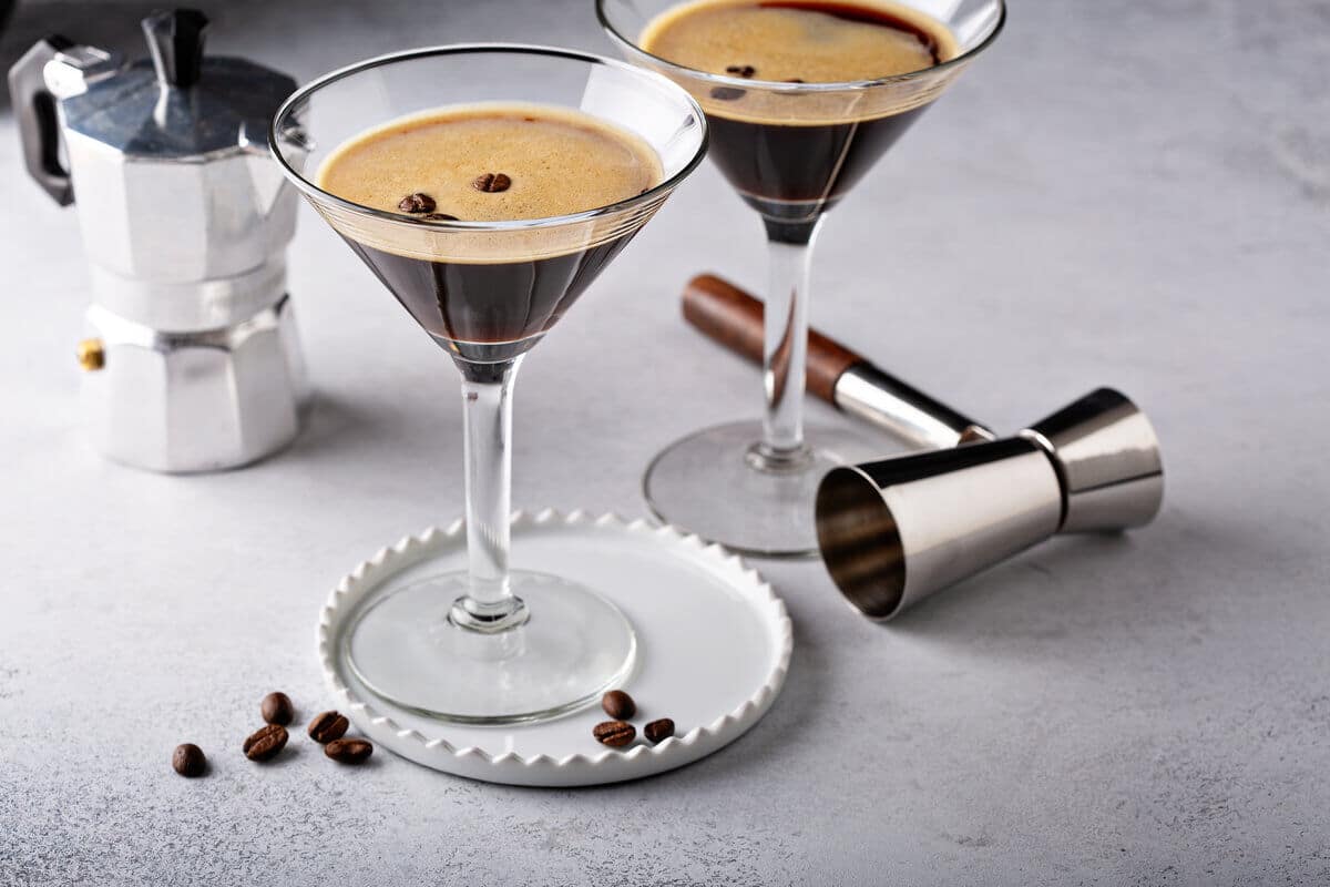 Aromatischer Espresso Martini Cocktail mit Wodka und Kaffeelikör