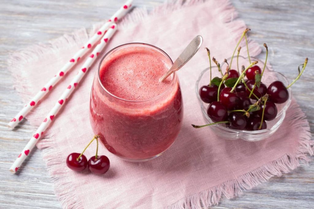 Aromatischer Frühstück Smoothie mit Kirschen und Bananen