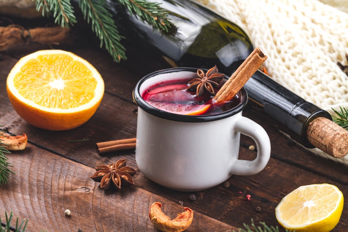 Aromatischer Glühwein mit Apfelsaft