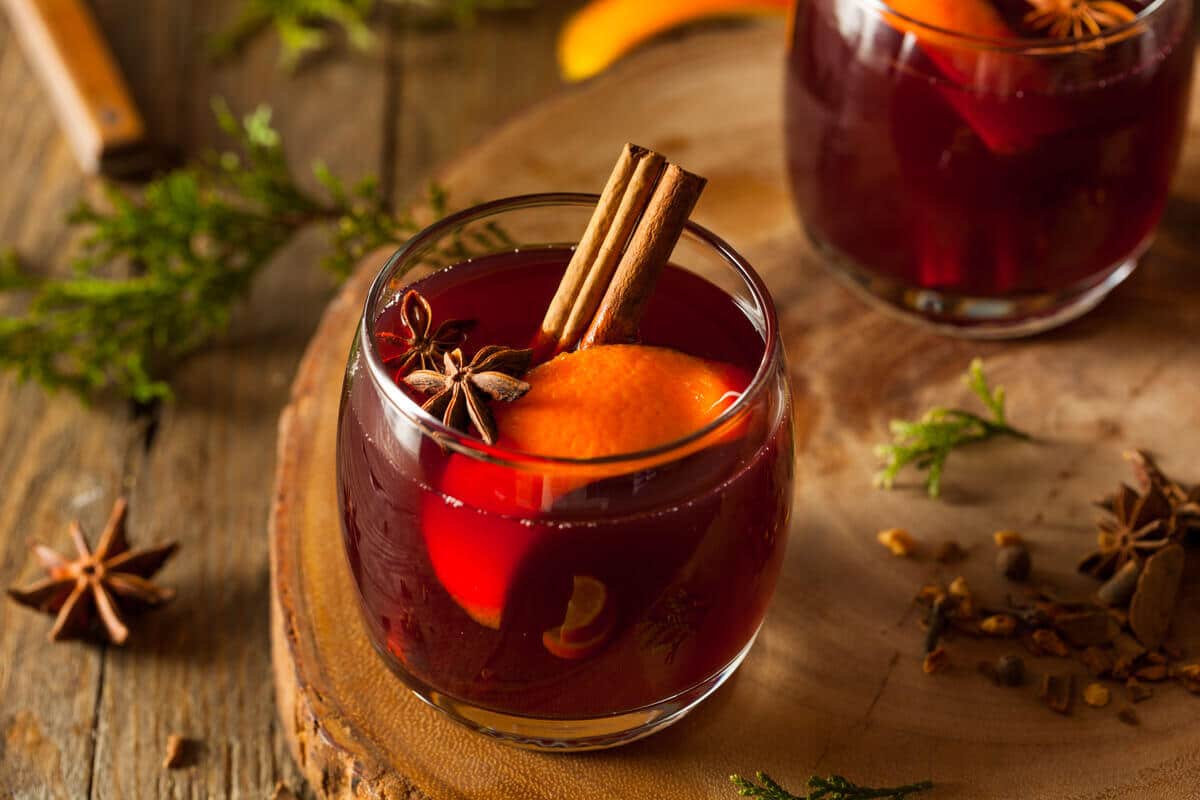 Aromatischer Glühwein mit Himbeeren