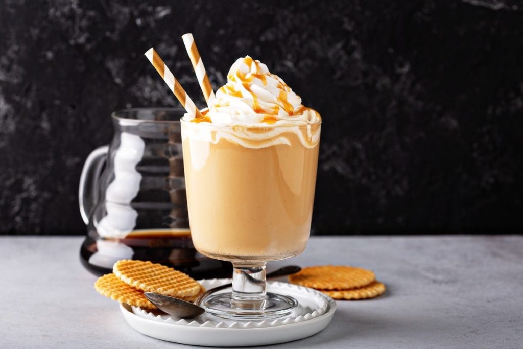 Aromatischer Kaffee Latte mit Vanillesirup