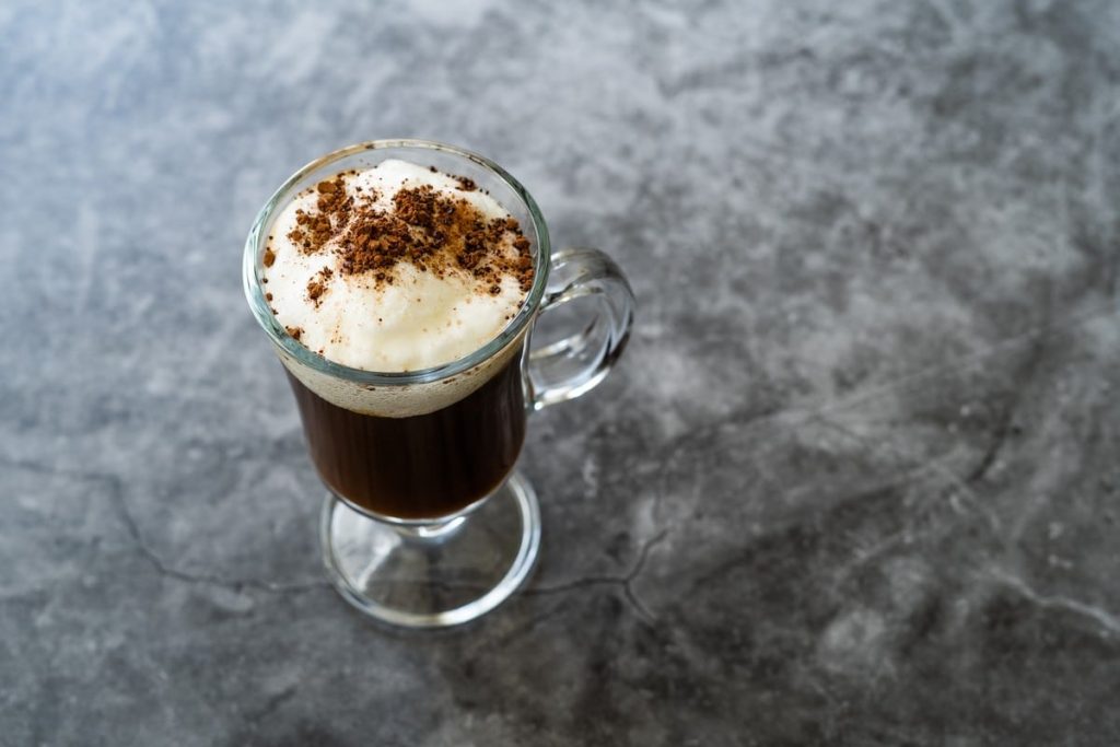 Aromatischer Kaffee mit Amaretto