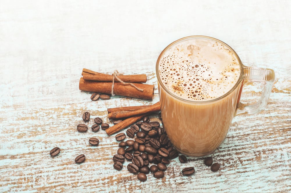 Aromatischer Kaffee mit Zimt und Milch