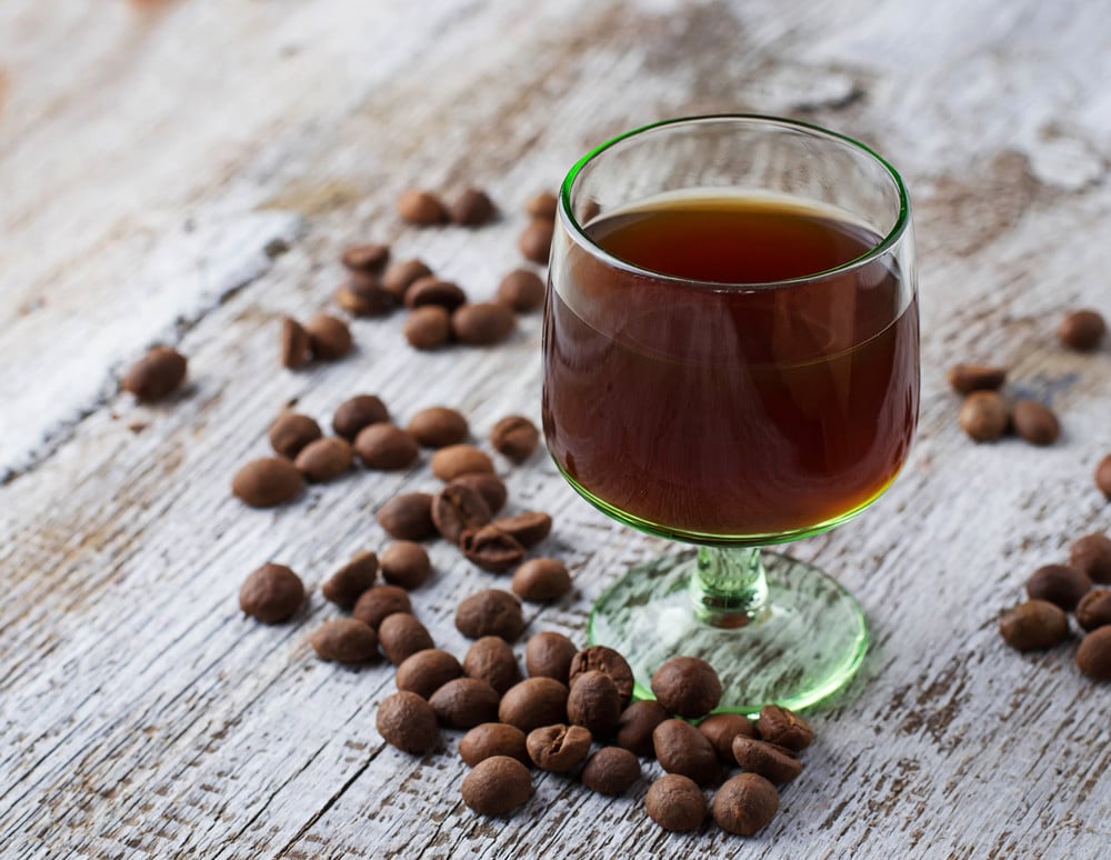 Aromatischer Kaffeelikör mit Kakao, Cognac und Vanille