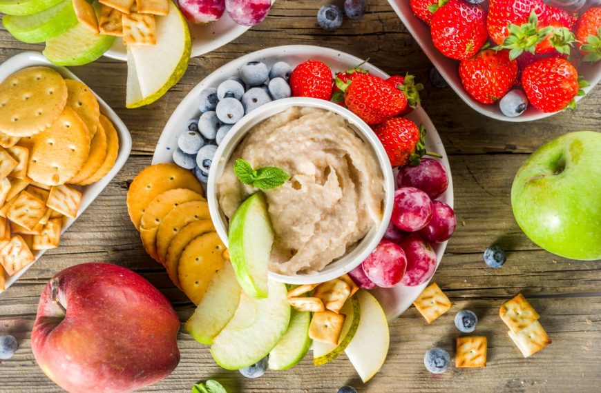 Aromatischer Kichererbsen Hummus mit Bananen und Honig
