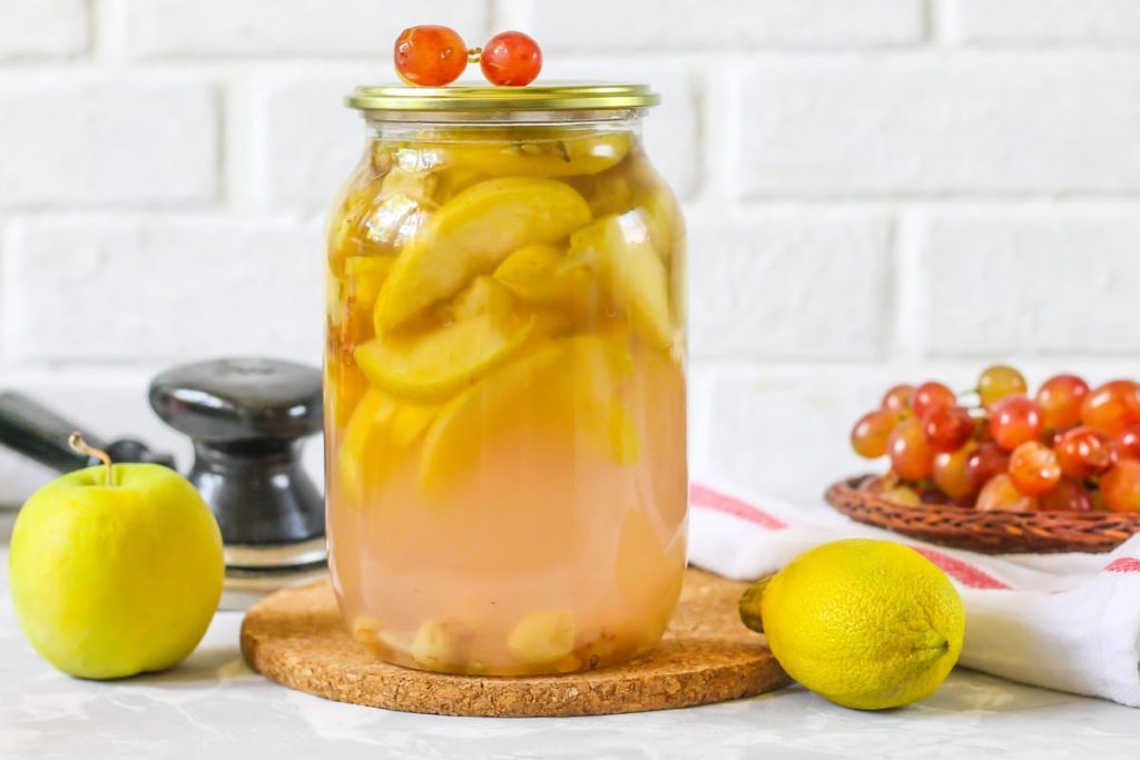 Aromatischer Kompott aus Äpfeln