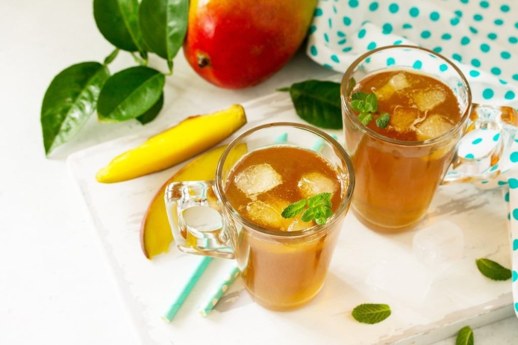 Aromatischer Mango Eistee aus Schwarztee