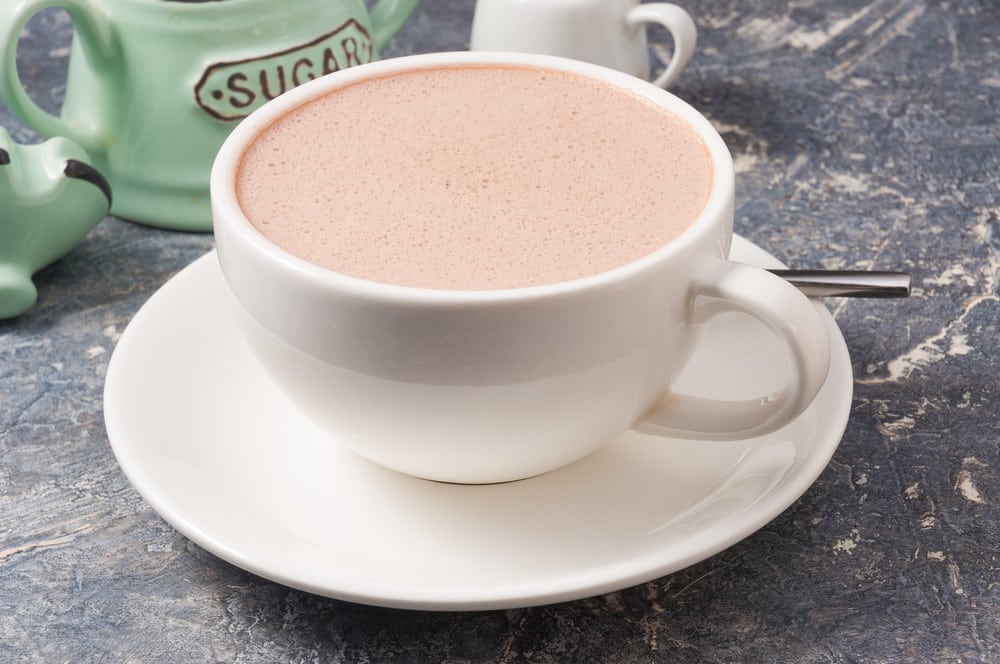 Aromatischer Milchkaffee mit Zimt und braunem Zucker