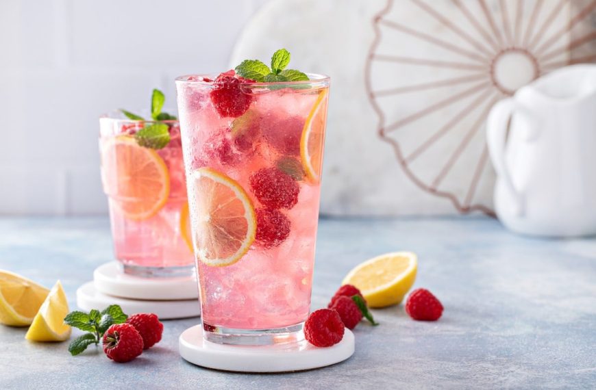 Aromatischer Mojito mit Limettensaft und Rum