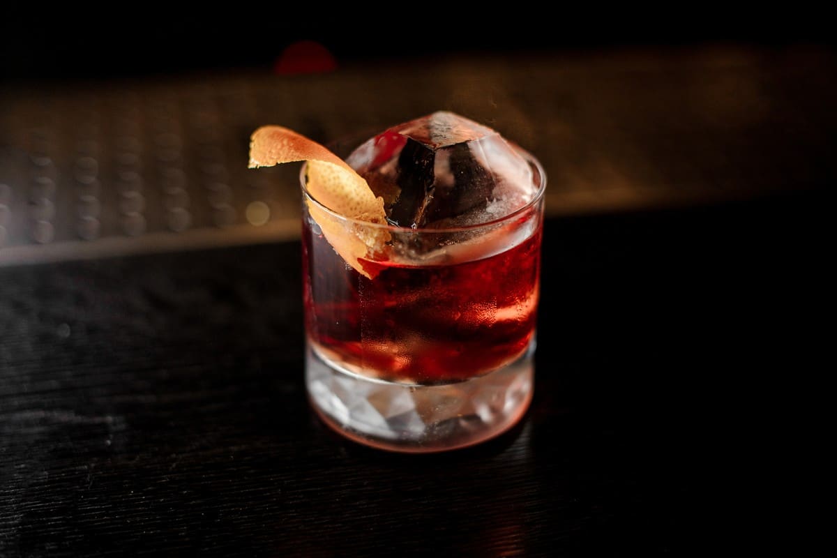 Aromatischer Old Fashioned Cocktail mit Whiskey und Wermut
