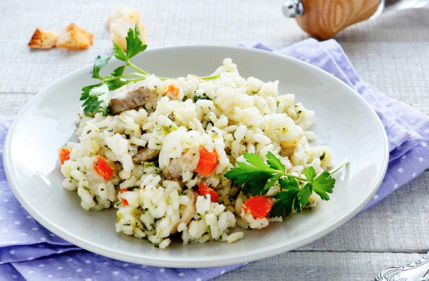 Aromatischer Pilaw Reis mit Hähnchenfilet und Pilzen in…