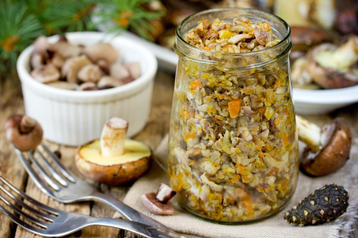 Aromatischer Pilzsalat mit Möhren für den Winter einlegen