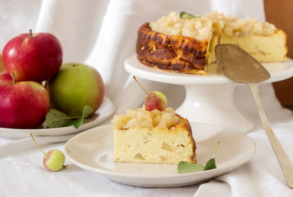 Aromatischer Quarkauflauf aus Hüttenkäse und Grieß mit Äpfeln