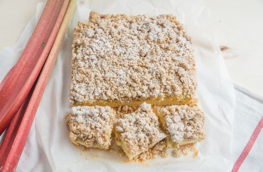 Aromatischer Rhabarberkuchen mit Schmand und Streuseln