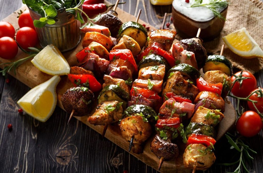 Aromatischer Schaschlik mit Fleisch und Gemüse