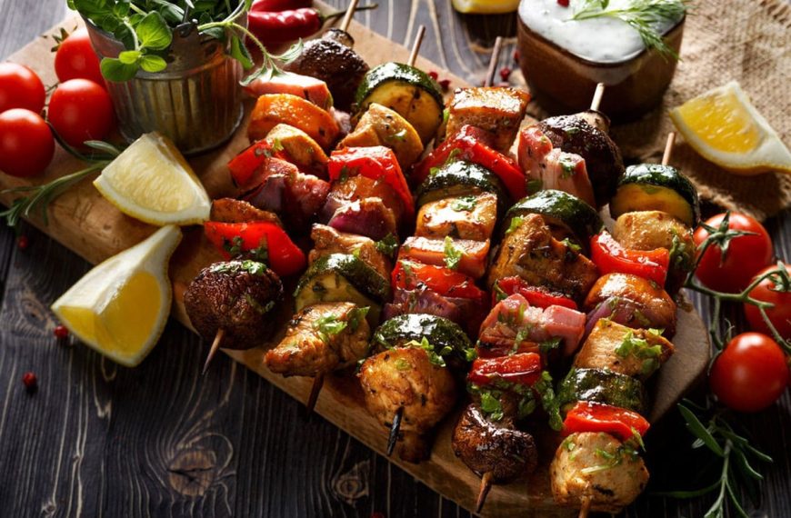 Aromatischer Schaschlik mit Fleisch und Gemüse