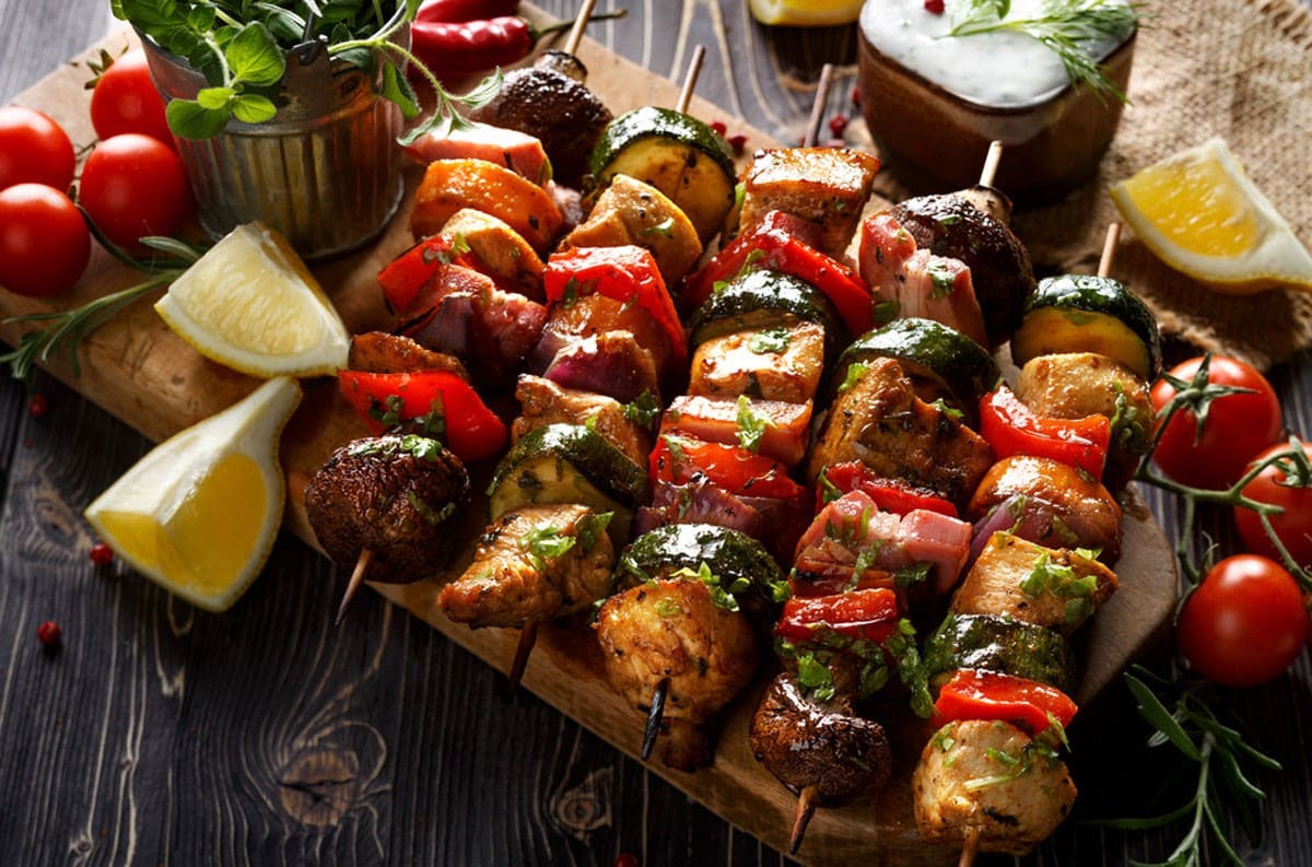 Aromatischer Schaschlik mit Fleisch und Gemüse