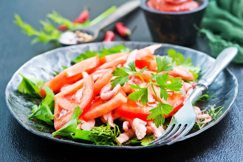 Aromatischer Tomatensalat mit Tintenfischen