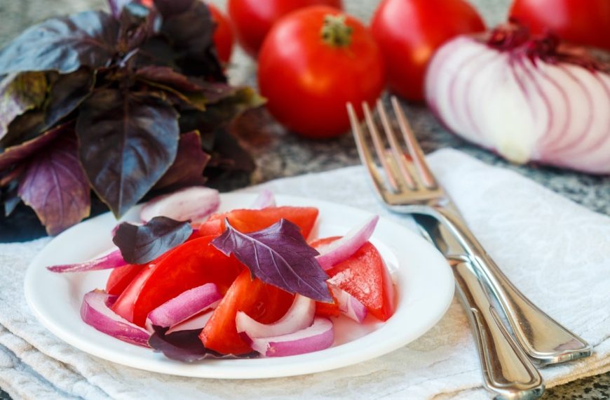 Aromatischer Tomatensalat mit rotem Basilikum und Zwiebeln
