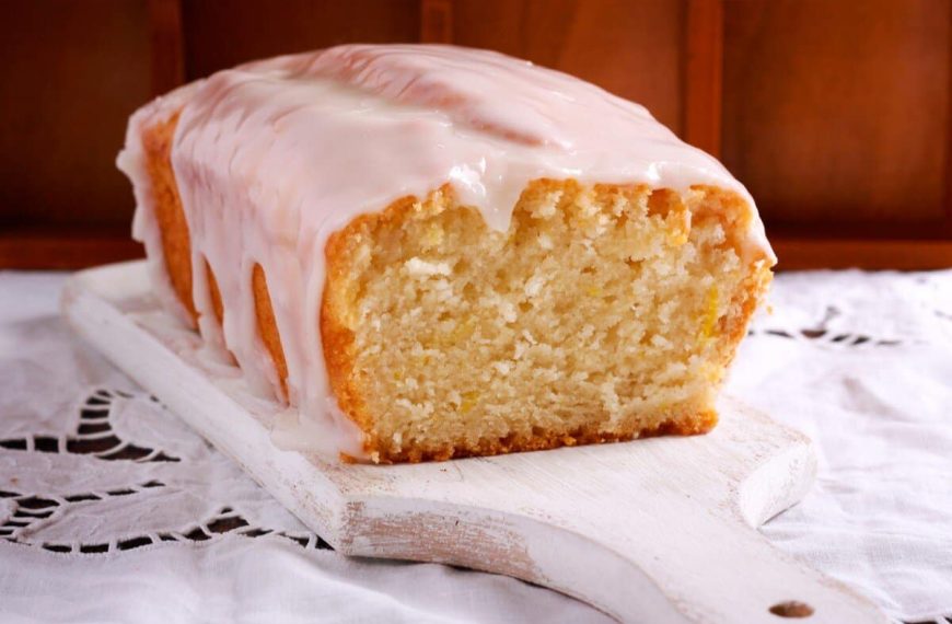 Aromatischer Zitronenkuchen mit Zuckerguss in Kastenform