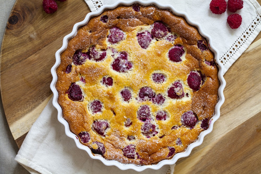 Aromatisches Clafoutis Dessert mit Himbeeren und Zitrone