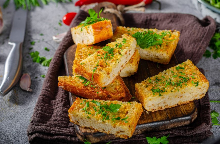 Aromatisches Knoblauchbaguette mit Käse und Petersilie