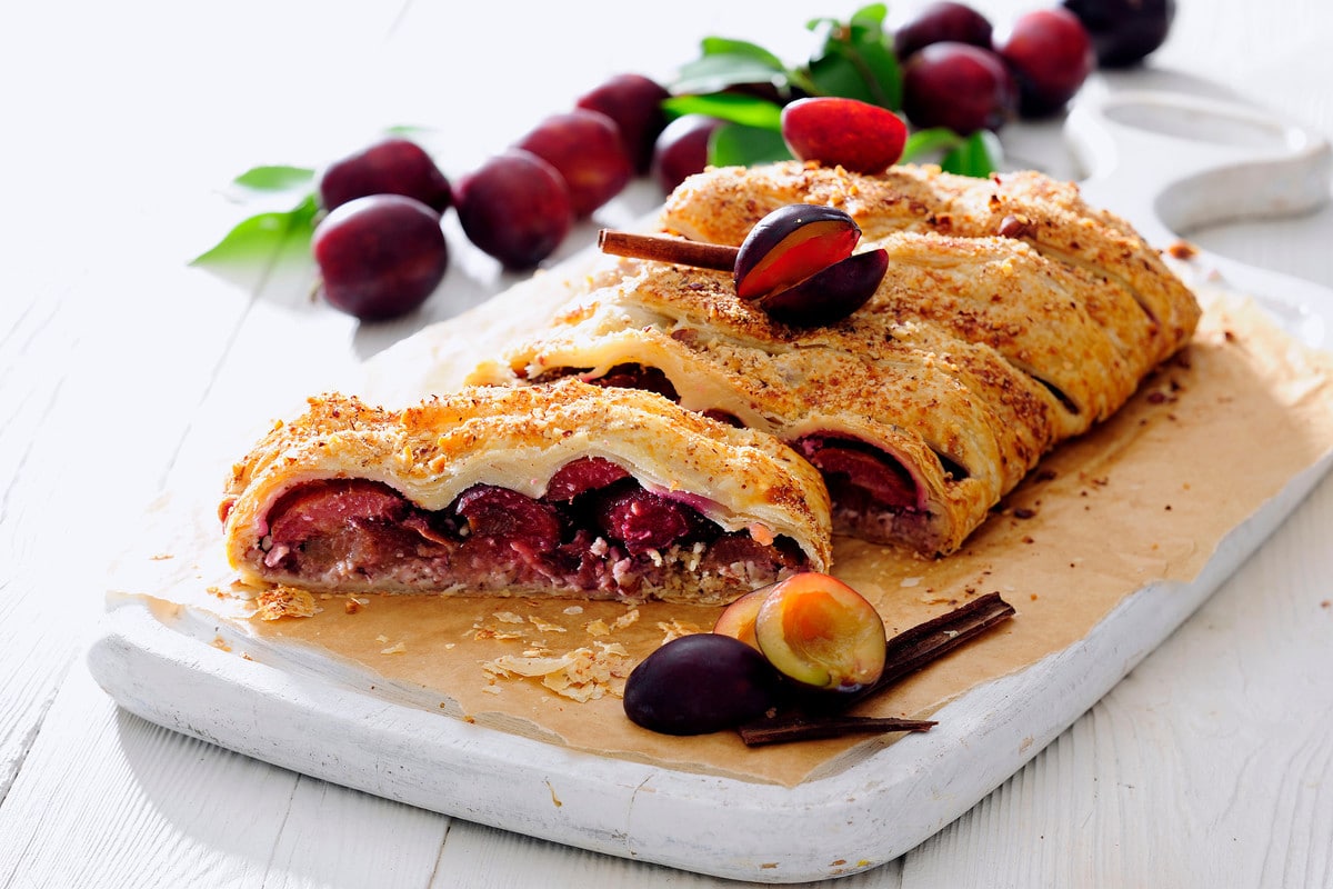 Aromatisches Strudel Dessert mit gebackenen Pflaumen und Pistazien