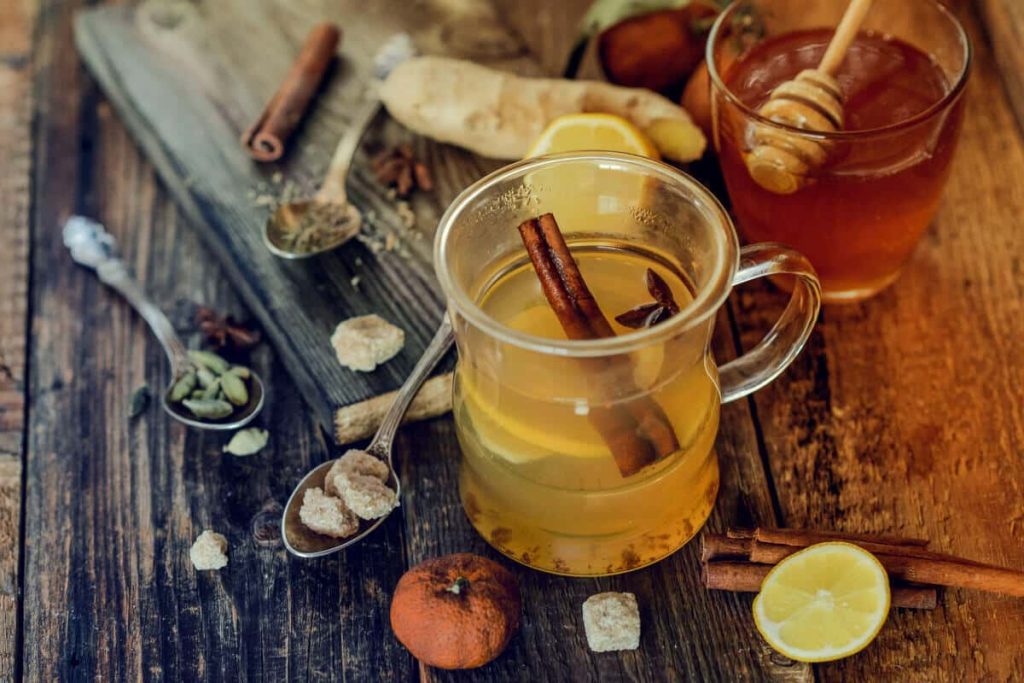 Aromatisches, heißes Getränk mit Zimt, Nelken und Honig