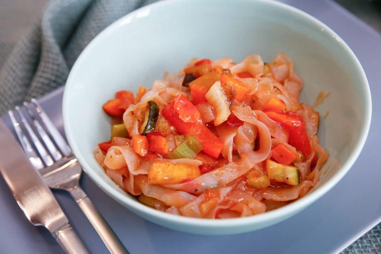 Asiatische Gemüsepfanne mit Konjak Nudeln und Süß Sauren Soße Asiatische Gemüsepfanne mit Konjak Nudeln und Süß Sauren Soße