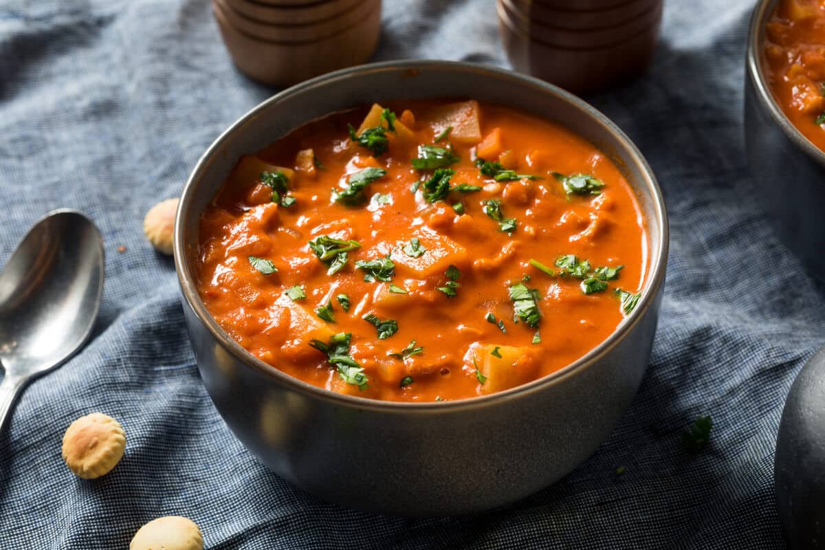 Asiatische Linsensuppe mit geräuchertem Fleisch und Gemüse