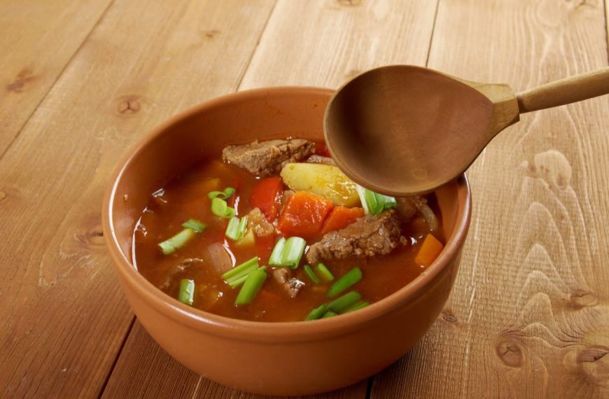 Asiatische Suppe mit Rindfleisch und Gemüse